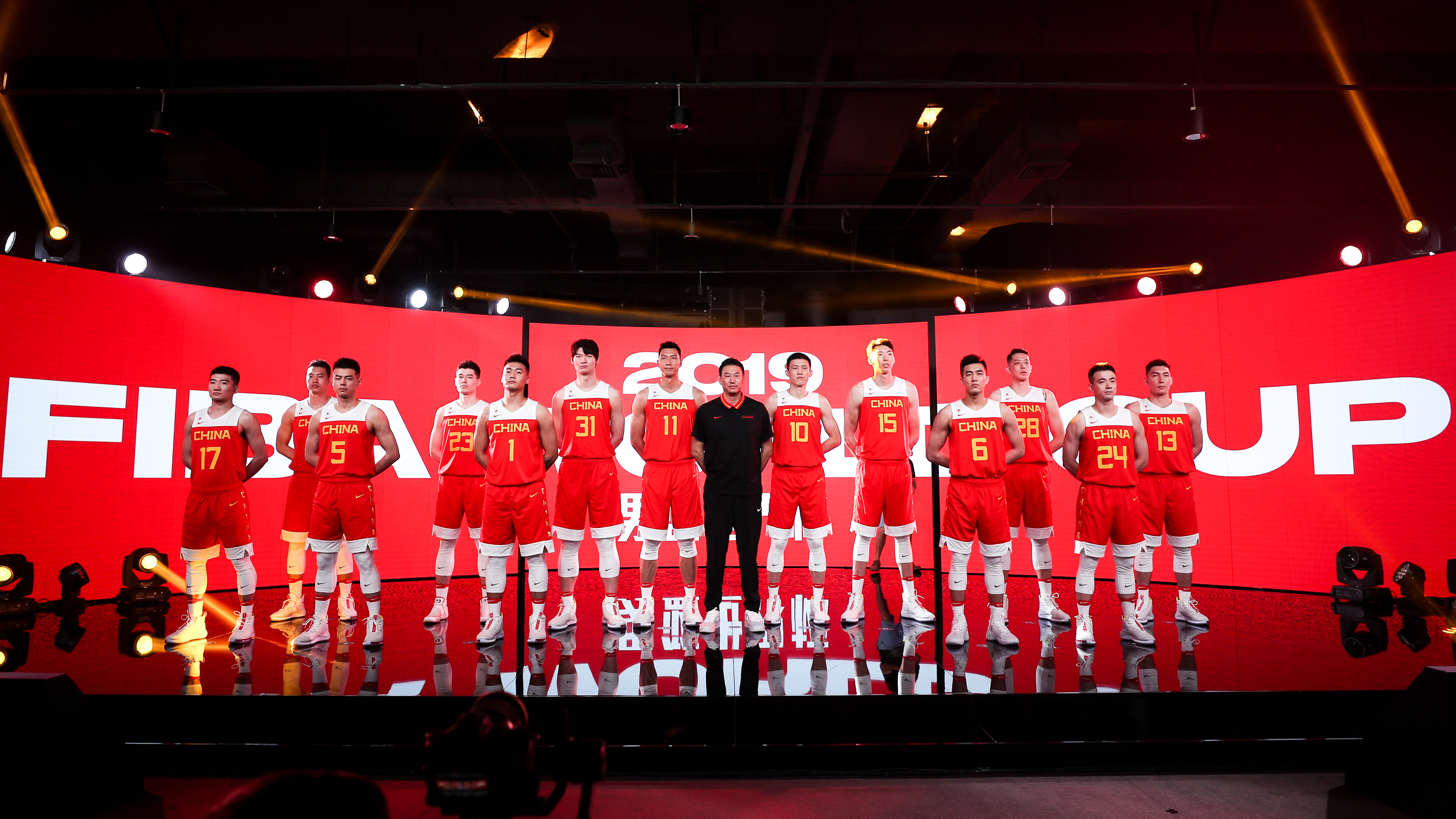 13 中国男篮携新战袍亮相