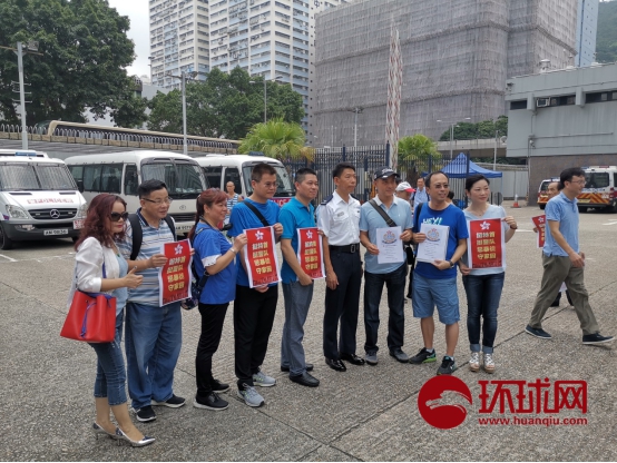 大批香港民众来到葵涌警署慰问警察 环球时报-环球网赴香港特派记者