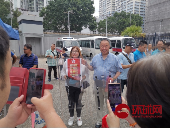 大批香港民众来到葵涌警署慰问警察 环球时报-环球网赴香港特派记者 杨升/摄 