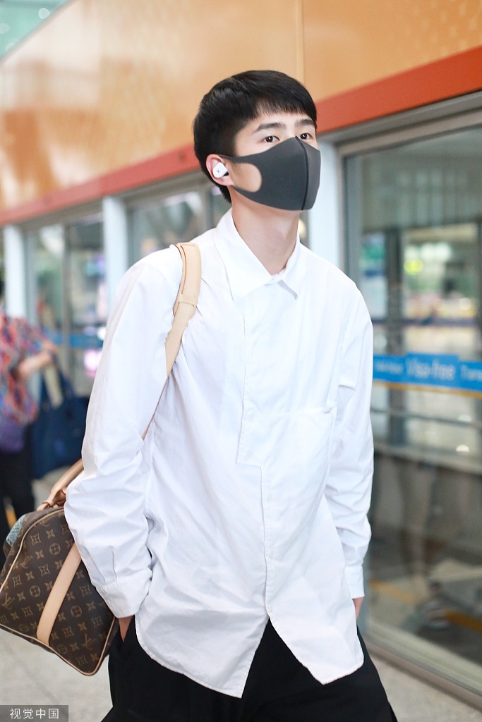 刘昊然现身机场 口罩难掩帅气单手抄兜a到爆