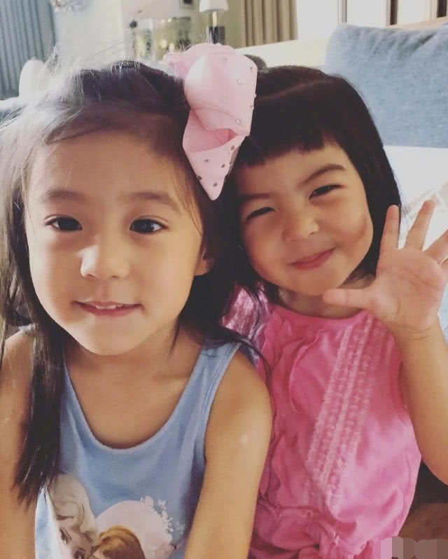 贾静雯大女儿梧桐妹晒近照和妈妈度假将妹妹波妞举高高