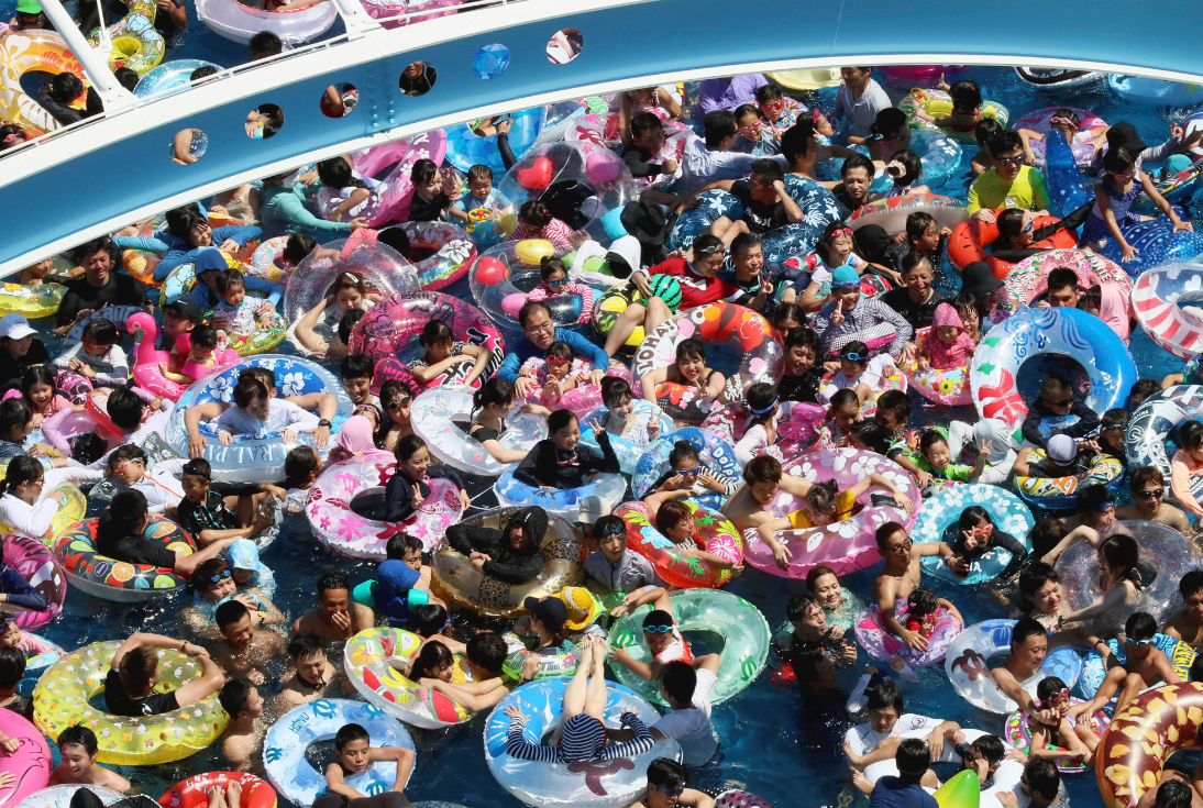 日本一度假村游泳池人满为患泳圈五颜六色蔚为壮观