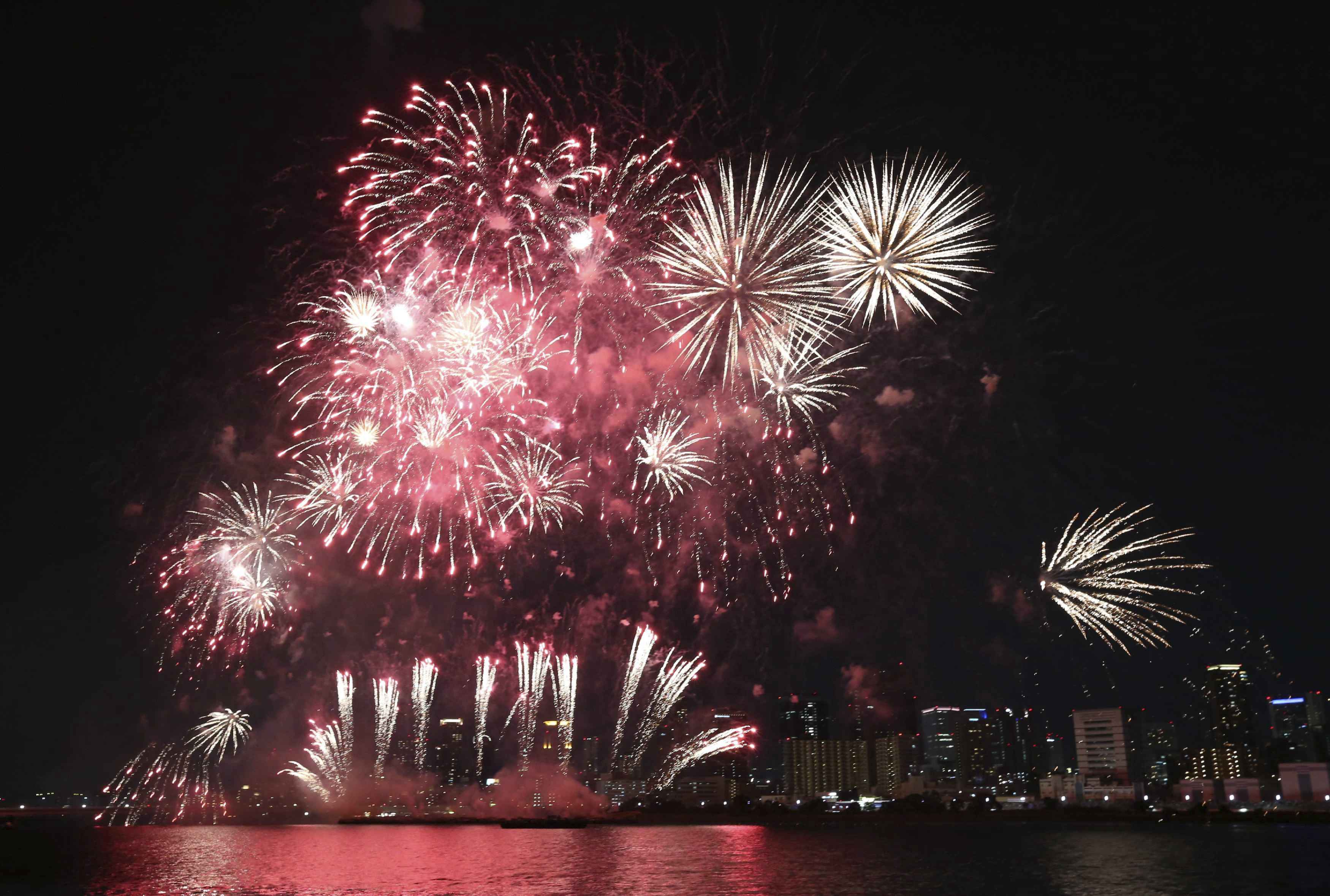 6 最美不过刹那烟花!日本大阪淀川花火大会举行