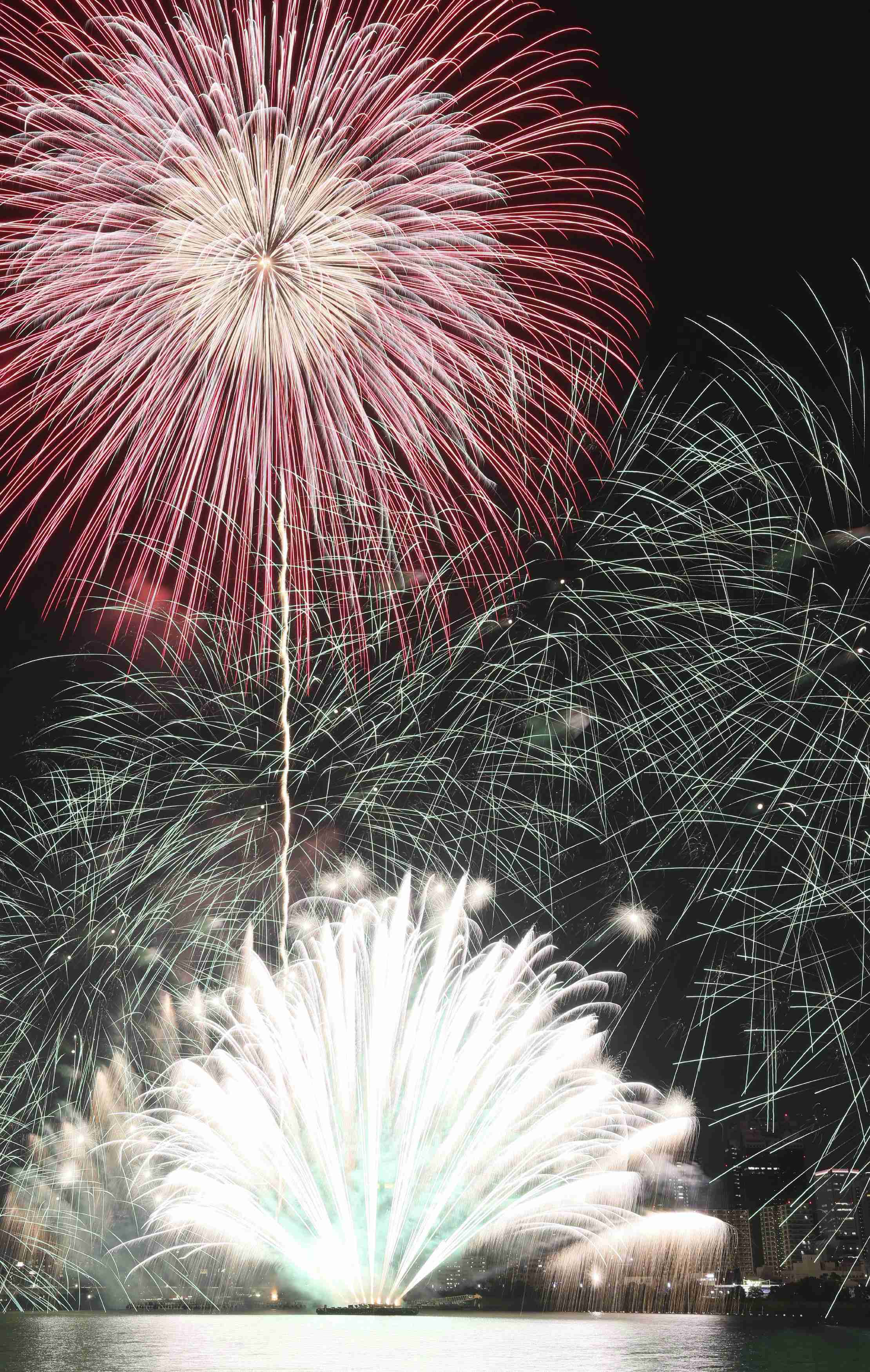 最美不过刹那烟花 日本大阪淀川花火大会举行