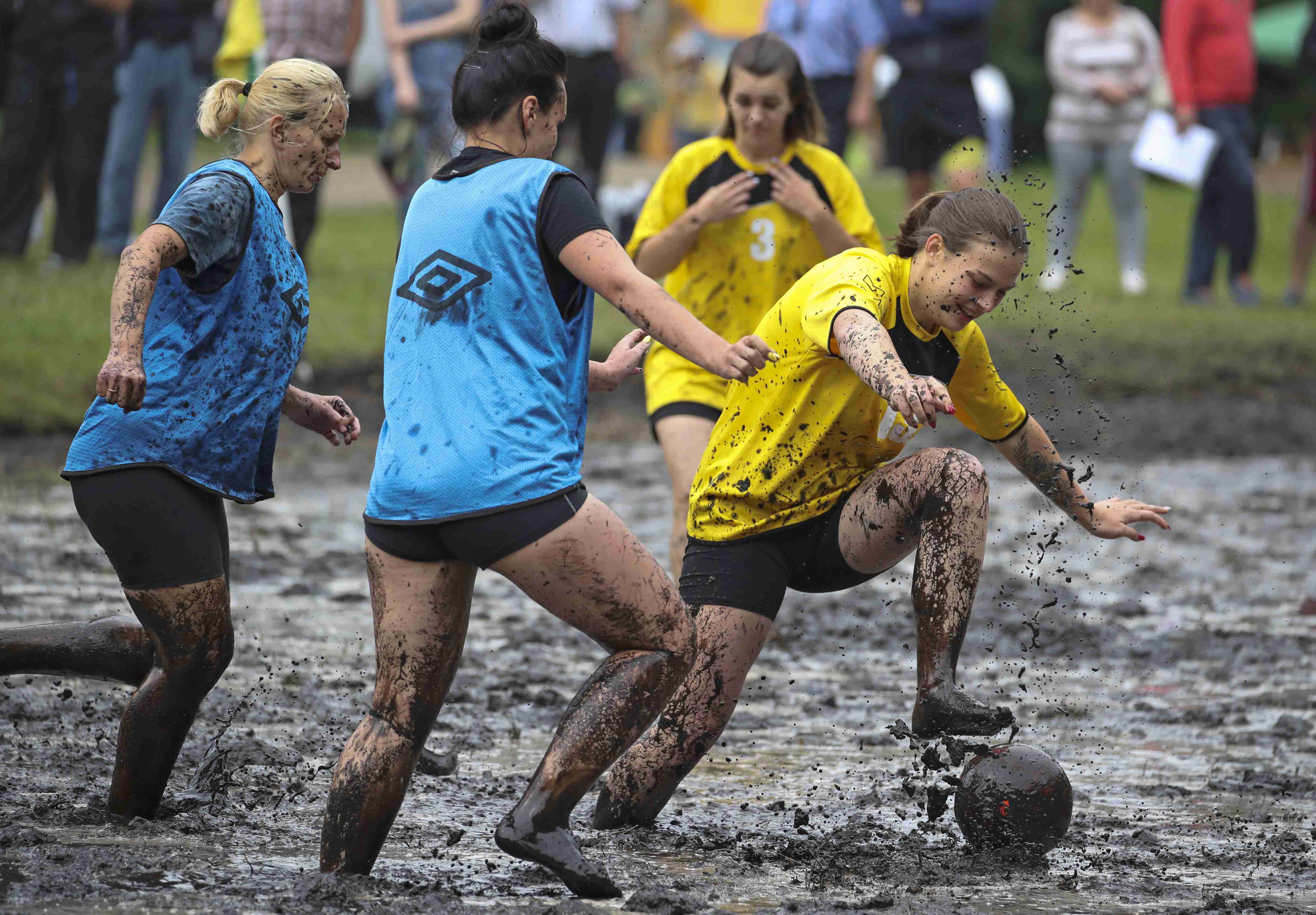 白俄罗斯举行趣味沼泽足球赛 满身泥浆欢乐无比