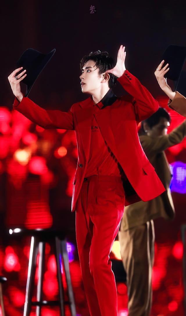 红色西装耀眼醒目似火般炙热，少年舞步随浪漫旋律舞动，光影相随，舞于台上，亦舞于心间。