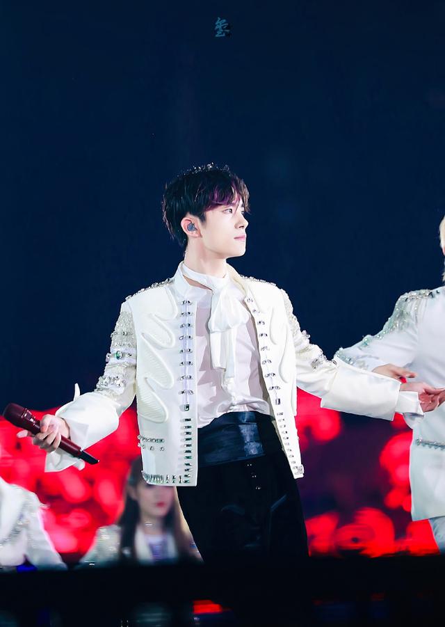 六年，无论时光变迁，最好的少年总是闪闪发光，未来，易路相伴，荣耀与共！