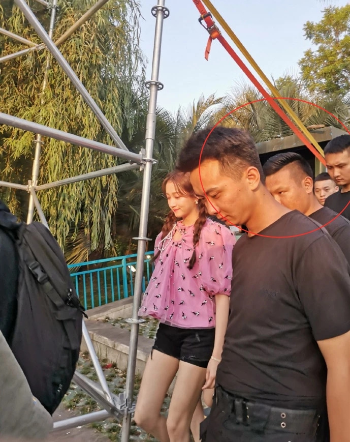 她扎着双麻花辫，身穿透纱上衣搭配超短裤，让人羡慕的白皙大长腿格外吸睛。