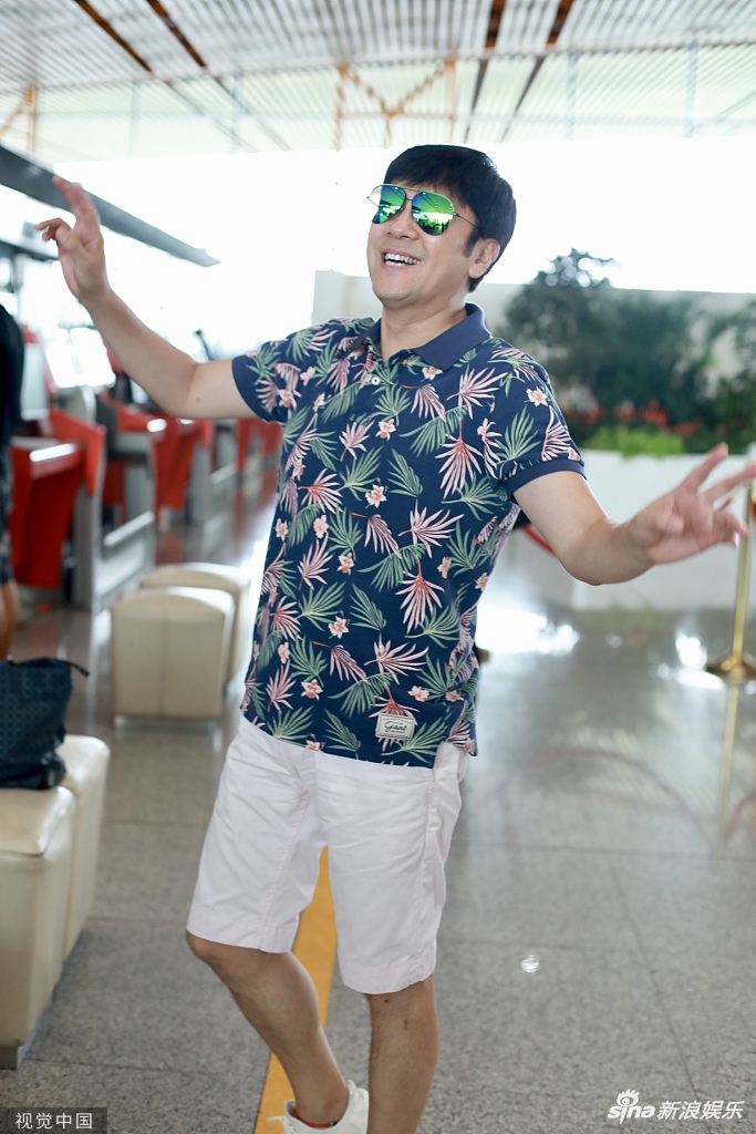 蔡国庆穿海岛风短袖青春减龄单脚站立凹姿势