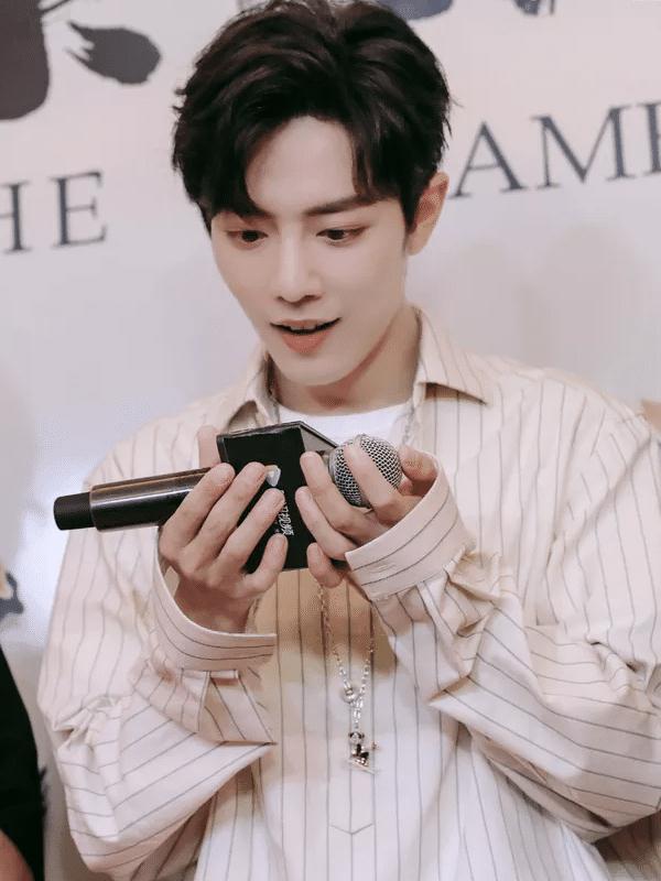 肖战首次挑战韩系眼妆当看到成品后网友比王一博还帅到失语