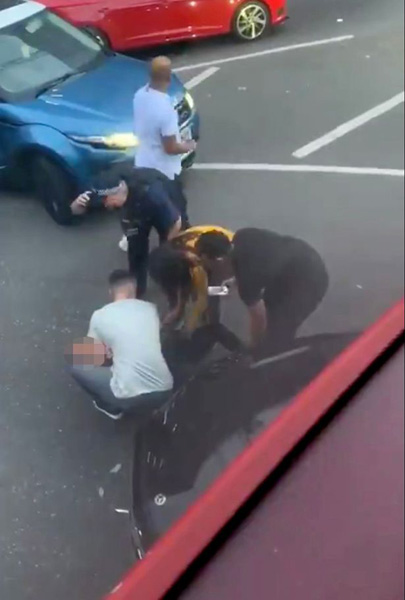 警方表示该女子是在一场争吵中,被试图驾车离开的司机撞倒的