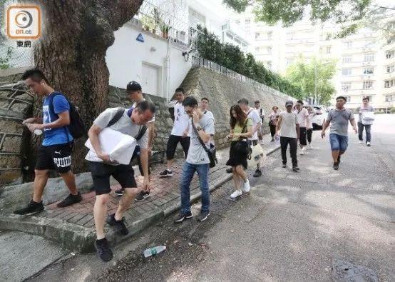 民众步行到黎智英住所外(图源：香港“东网”)