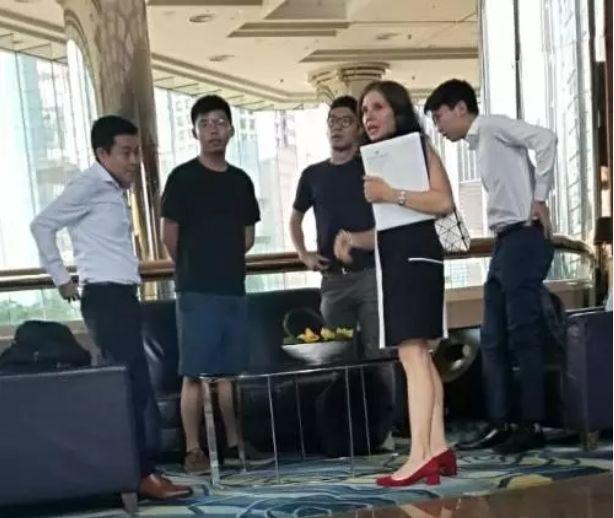 黄之锋(左二)、罗冠聪(右三)等人正与Julie Eadeh(右二)密谋。来源：香港大公文汇全媒体