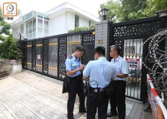 两名警察前去了解情况(图源：香港“东网”)