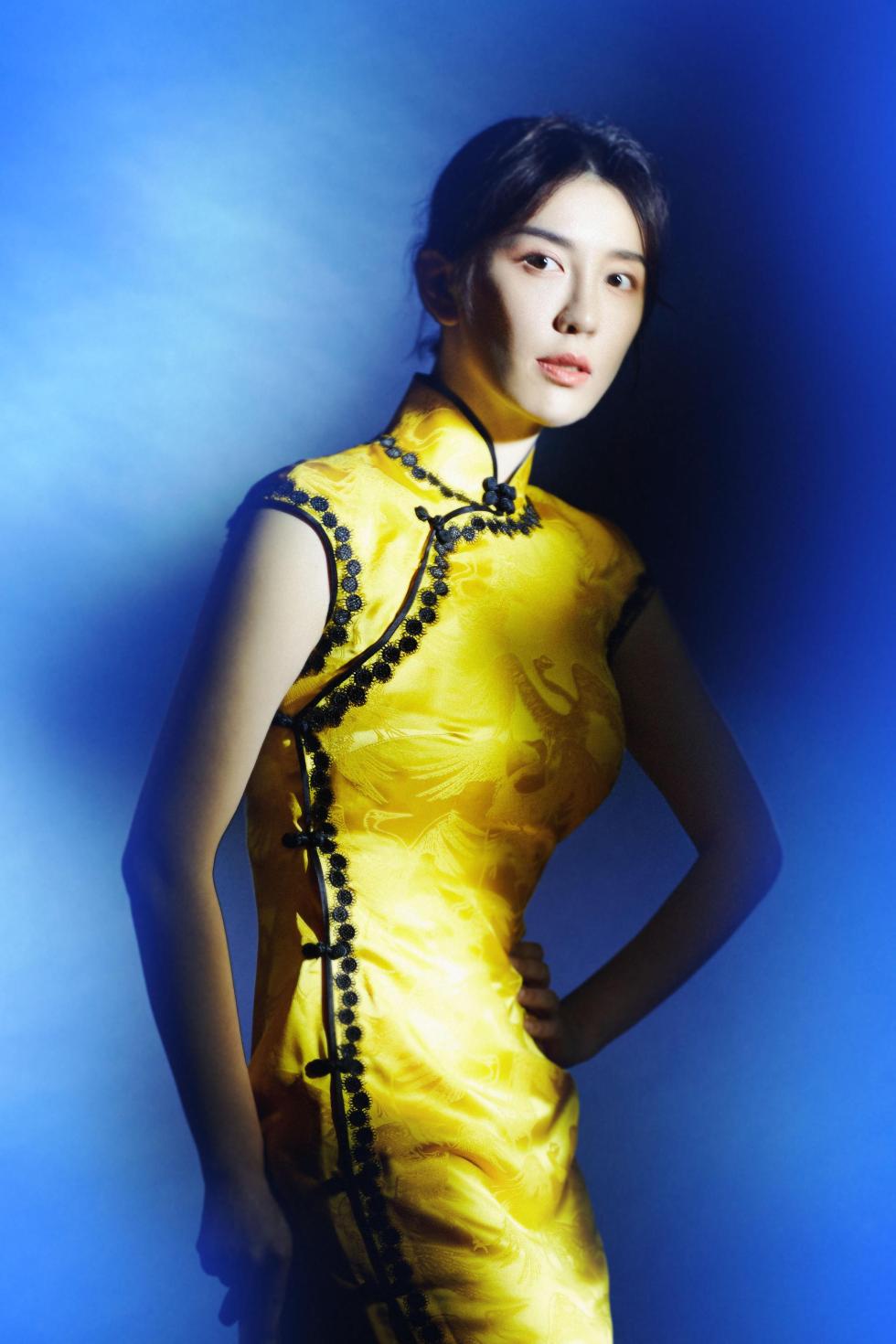 吕佳容黄色旗袍尽显曼妙身姿光影交错间演绎梦幻风情