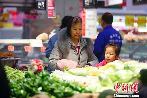 资料图:山西太原一超市内,顾客正在选购蔬菜。中新社记者 张云 摄