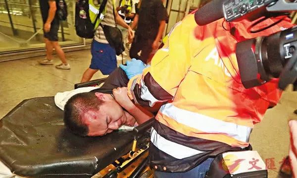 付国豪被围堵并遭索带绑手,但仍正气凛然地大声说:"我支持香港警察