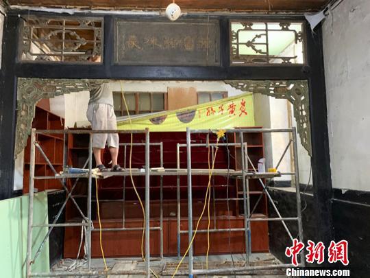 乔家大院主景区中的部分商铺设施也在施工拆除。 刘小红 摄