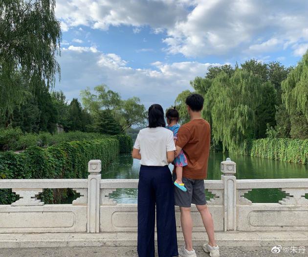 朱丹晒一家三口逛公园背影照 小小丹跑姿软萌可爱