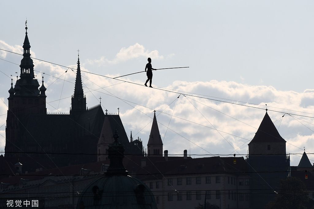捷克举办国际马戏和戏剧节法国艺术家表演高空走钢丝