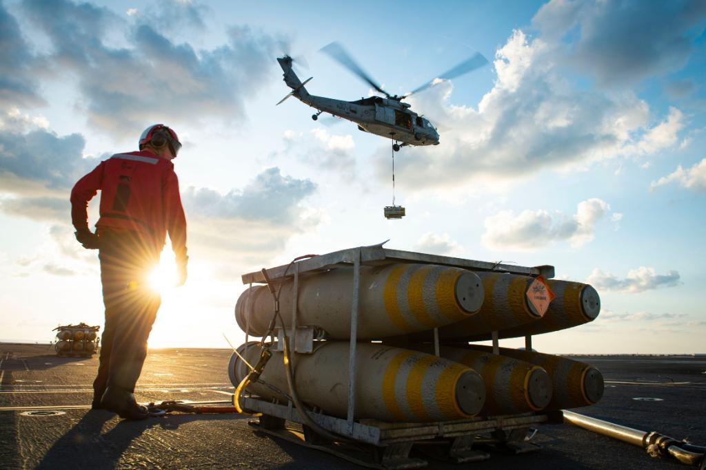 11 美军两艘航母会师大西洋 用直升机补给弹药