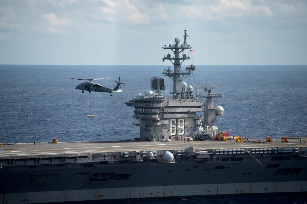 11 美军两艘航母会师大西洋 用直升机补给弹药