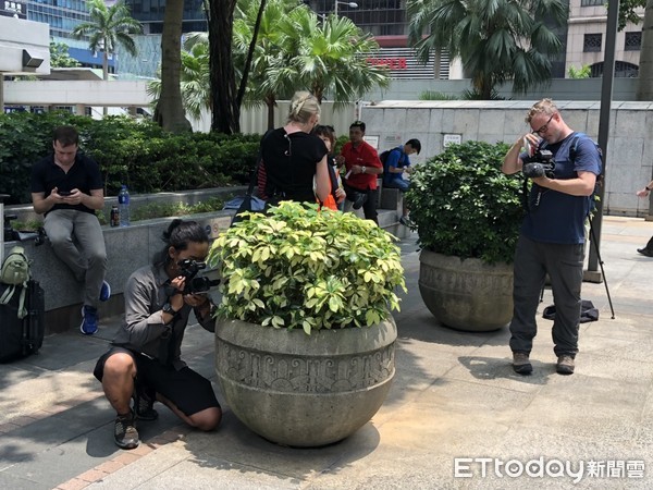 记者在现场等候(图源：台湾“东森新闻云”)