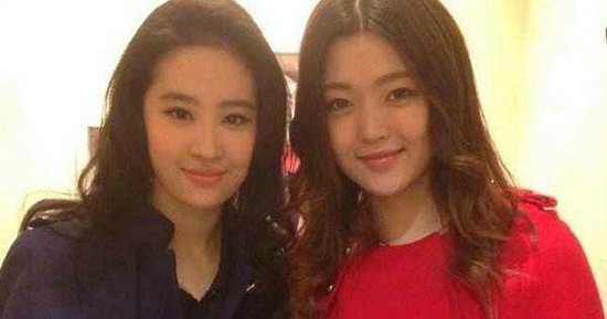 刘亦菲自己的颜值已经是逆天的神仙姐姐，而她的表姐更是貌美如花。