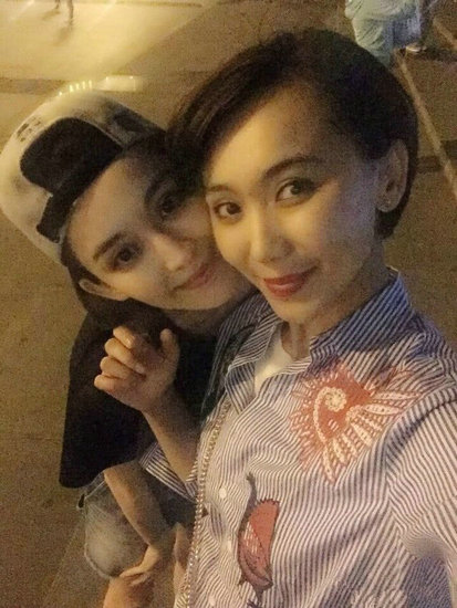 古力娜扎的姐姐是一位空姐，颜值无话可说。