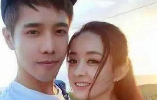 赵丽颖和弟弟的合影，浓眉大眼的弟弟简直就是标准的帅哥。