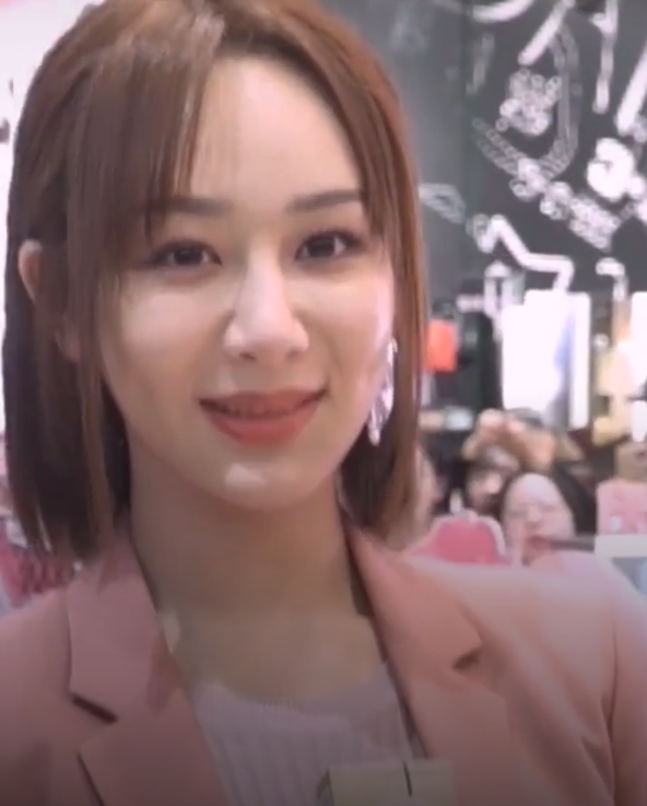 摄影师无意间关掉了美颜，露出了杨紫的真实状态