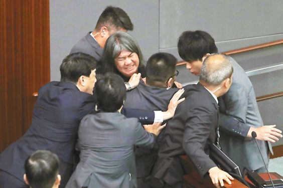 2016年，香港立法会惊爆宣誓闹剧，部分新当选议员企图涂改就职宣誓的誓词。