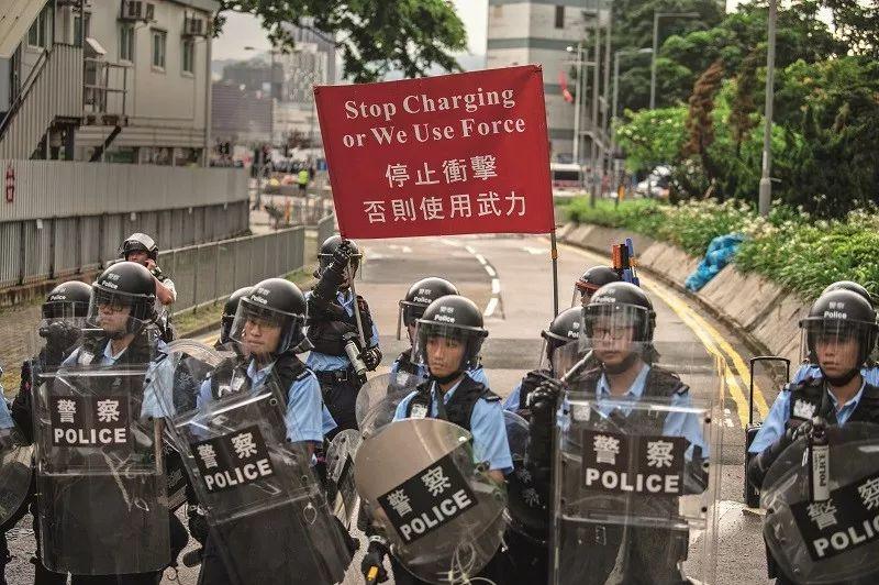 <strong>香港记者会场外收到手套激动道谢</strong>