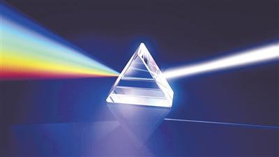 三棱镜是某类光谱仪中最重要的元件，它们可以将光分解为光谱。