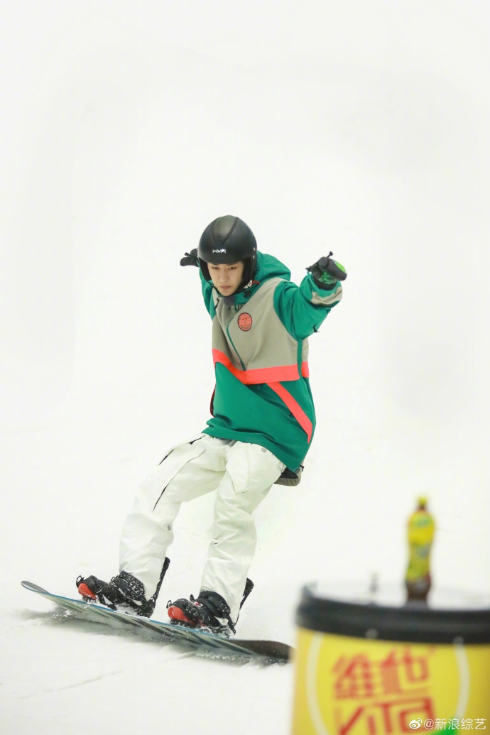 王一博烟绿色外套搭淡漠色滑雪服 在线滑雪展现酷盖运动力
