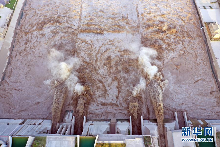 这是7月25日无人机拍摄的小浪底水利枢纽。新华社记者 李嘉南 摄