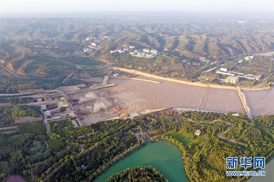 这是7月25日拍摄的小浪底水利枢纽（无人机拍摄）。新华社记者 李嘉南 摄