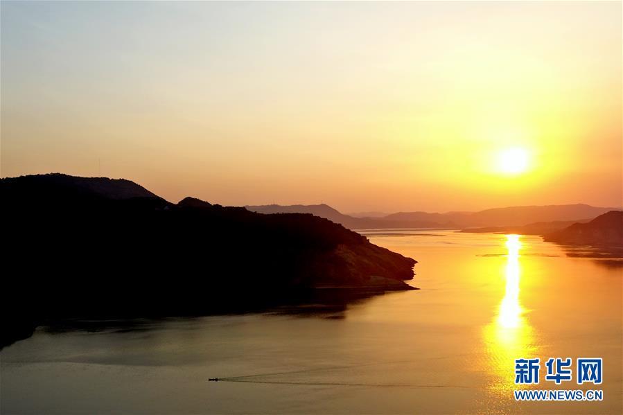 这是7月25日拍摄的小浪底水库一角（无人机拍摄）。新华社记者 李嘉南 摄