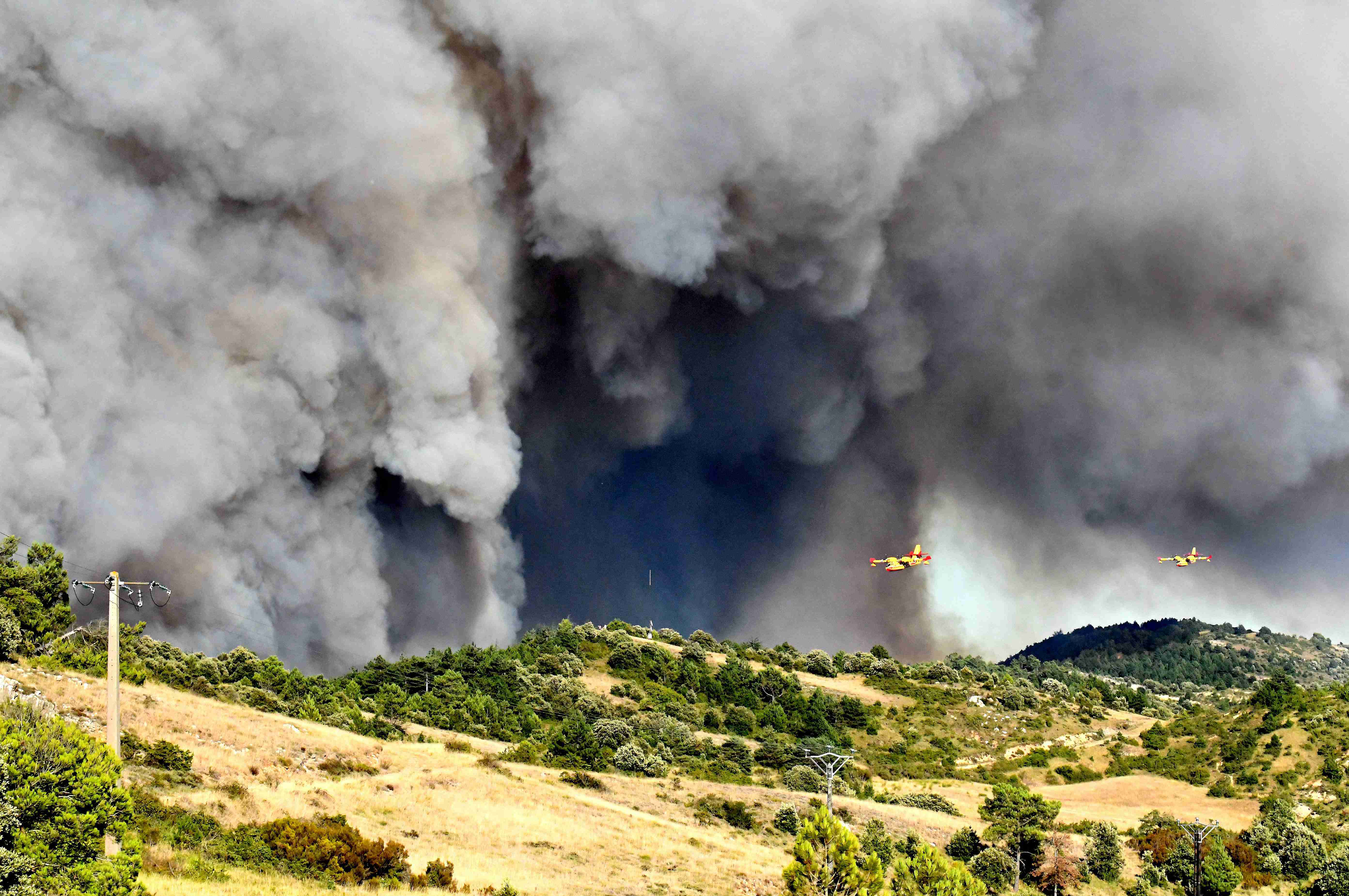 法国奥德省发生森林火灾 现场浓烟滚滚