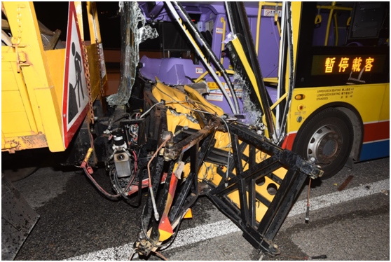 巴士车头损毁严重(图片来源：《星岛日报》)