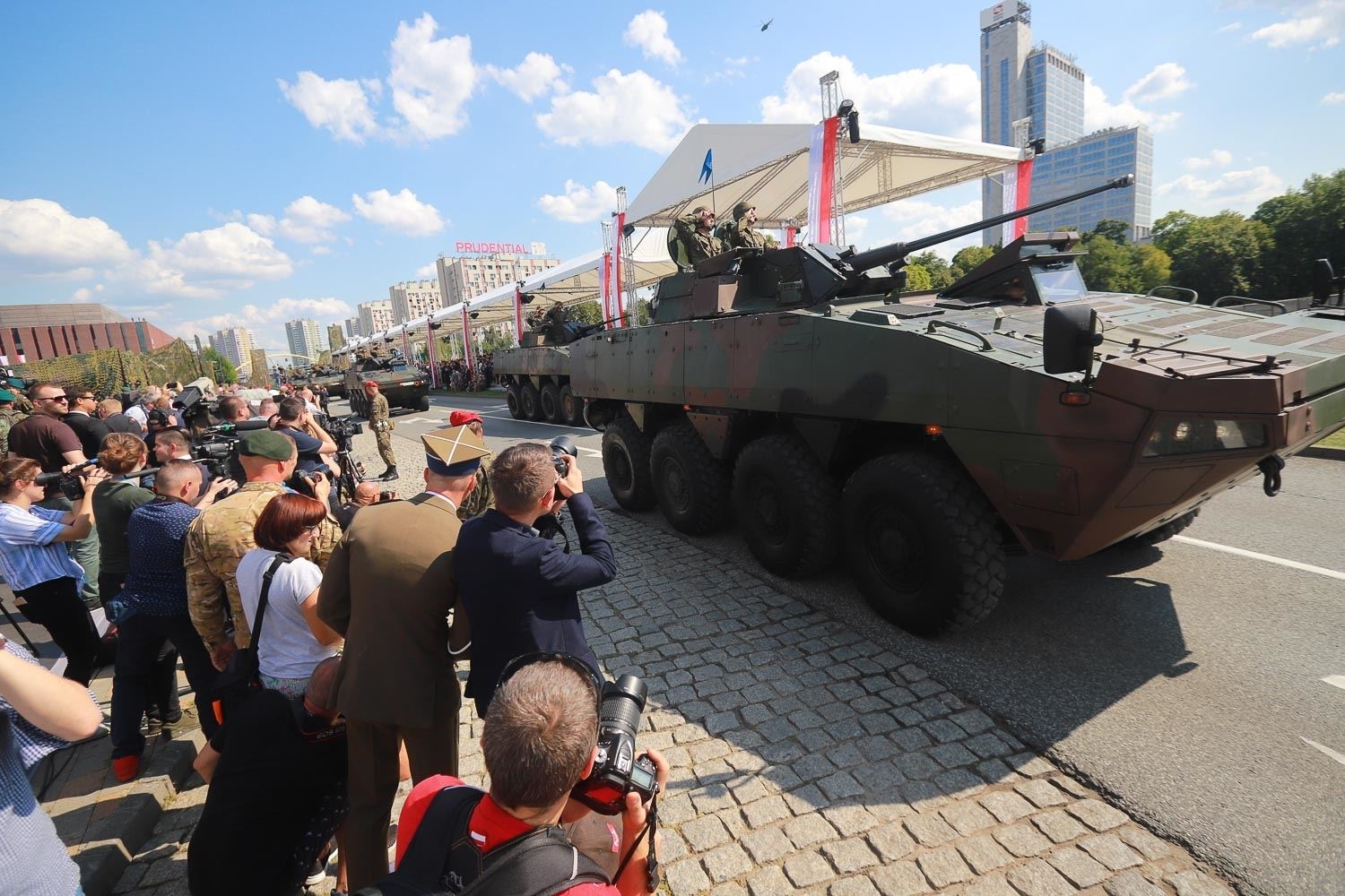 波兰举行盛大阅兵庆祝建军节美德装备全亮相