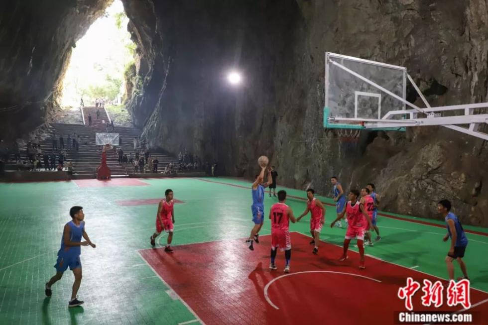 新春村在举行篮球比赛 瞿宏伦 摄