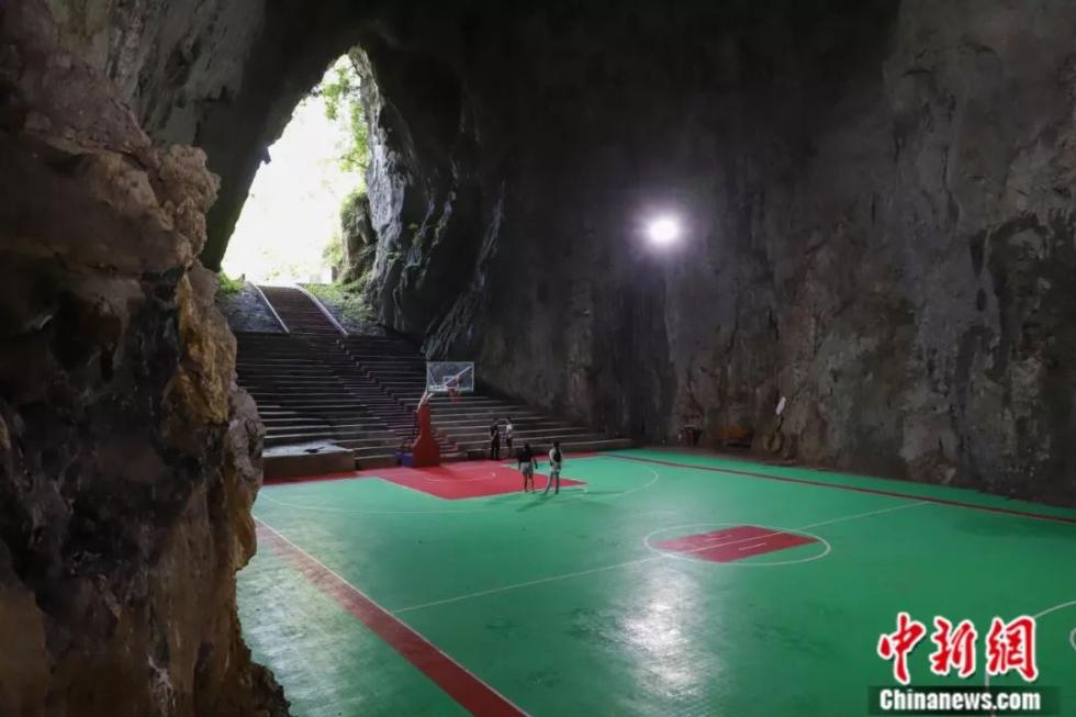 溶洞篮球场 瞿宏伦 摄