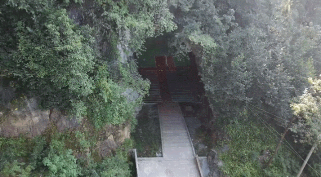 航拍溶洞篮球场 瞿宏伦 摄