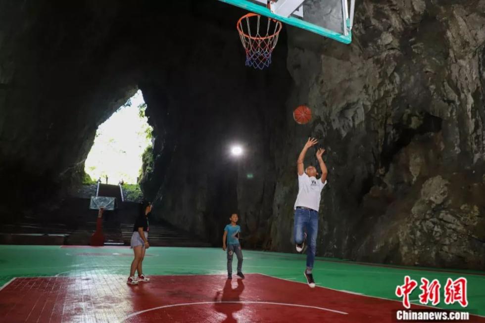村里孩子在溶洞内打篮球 瞿宏伦 摄
