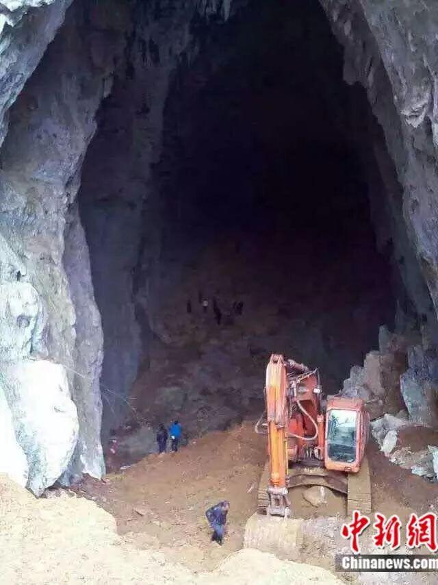 村民们在溶洞内修建篮球场 受访者供图