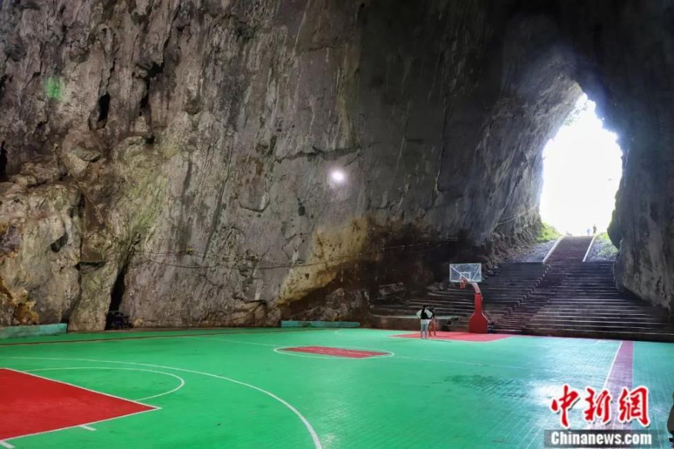 溶洞篮球场 瞿宏伦 摄
