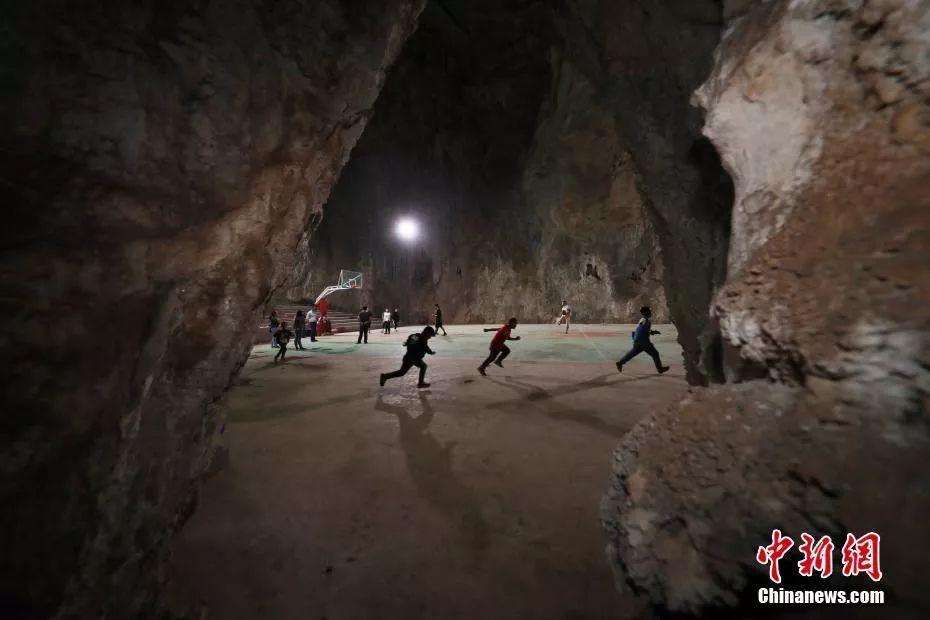 村民们在溶洞内打篮球 瞿宏伦 摄