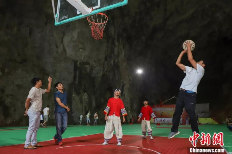 村民们在溶洞内打篮球 瞿宏伦 摄