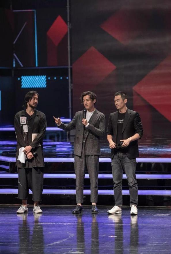 因为只要你的颜值在线身高标准完全可以下调，当然如果你也不行就去淘宝批量进货增高垫吧。